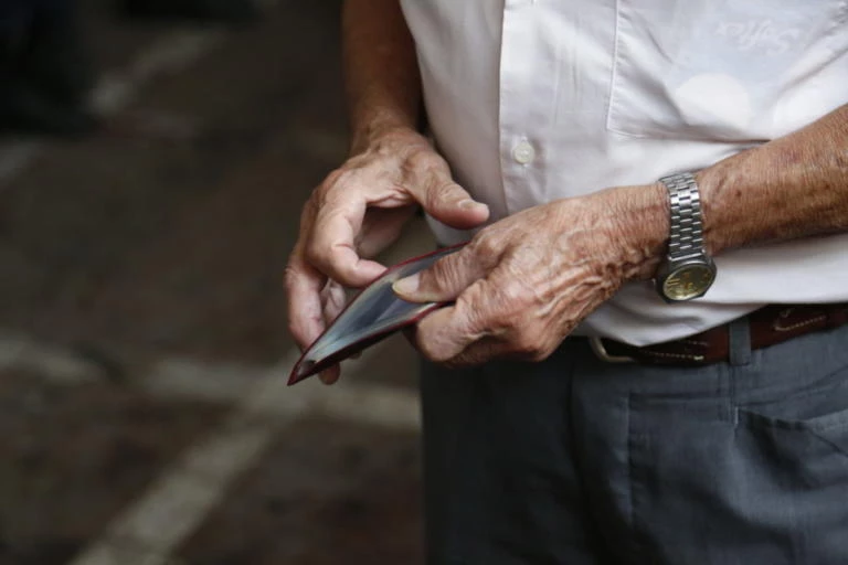 «Τσεκούρι» στα επιδόματα για συνταξιούχους Δημοσίου, ΙΚΑ και ΔΕΚΟ – Πίνακες με τις απώλειες